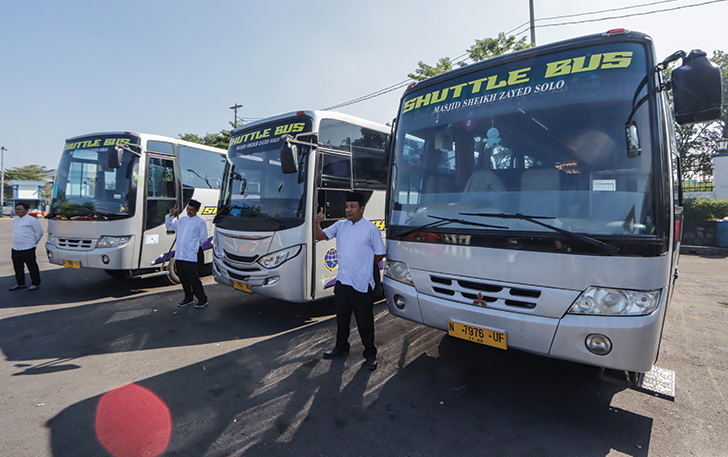 ALTERNATIF TRANSPORTASI: Shuttle bus wisata dengan trayek Terminal Tirtonadi-Masjid Raya Sheikh Zayed-Solo Safari siap dioperasikan. (M. IHSAN/RADAR SOLO)