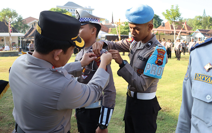 Pejabat Polresta Surakarta menyematkan tanda apel gelar pasukan Operasi apel Patuh Candi 2023 di halaman Polresta Surakarta, kemarin. (ANTONIUS CHRISTIAN/RADAR SOLO)