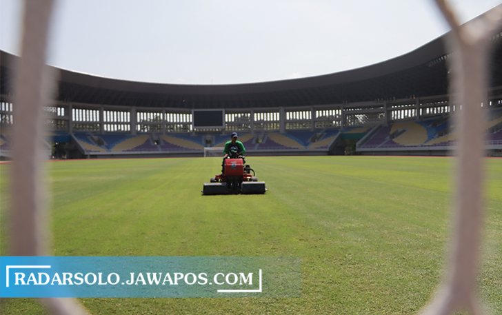 BUTUH PERAWATAN: Usai Stadion Manahan digunakan konser Dewa 19, Persis Solo vs Arema FC harus mencari lokasi home. Mengingat Stadion masih dalam perawatan rumput. (M. IHSAN/RADAR SOLO)