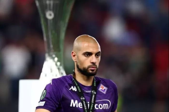 Sofyan Amrabat saat menjadi runner-up UEFA Conference League bersama Fiorentina. Manchester United tengah melakukan pembicaraan untuk merekrutnya.
