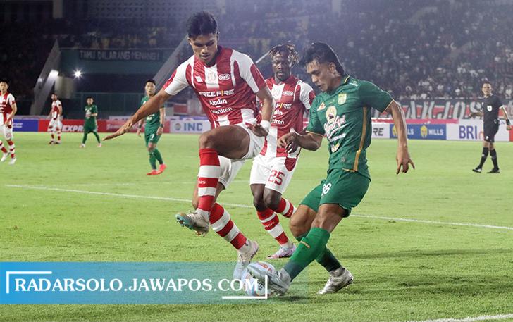 Sananta saat menghadapi pemain Persebaya dalam laga perdana Liga 1 di Stadion Manahan, belum lama ini.  Info yang beredar, stadion ini tak bisa digunakan saat Persis menjamu Arema. (DOK. RADAR SOLO)