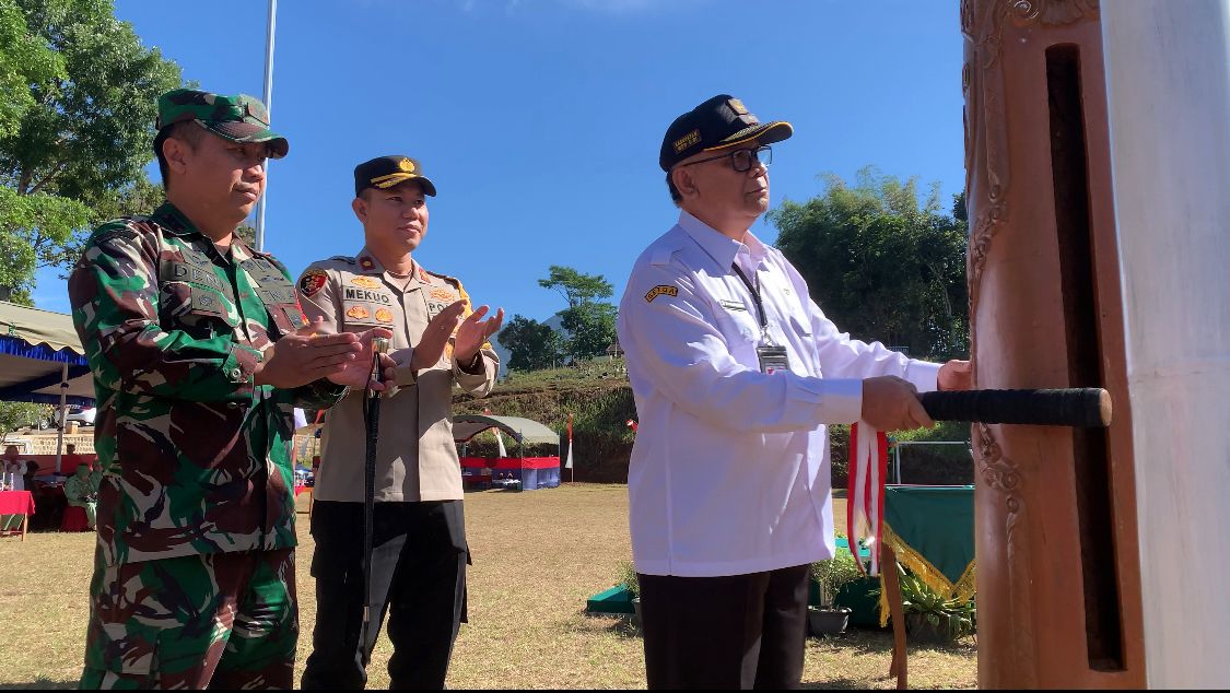 Sekda Haryono didampingi Dandim 0728/Wonogiri Letkol Inf Deny Octavianto dan Wakapolres Wonogiri Kompol Andi Mohamad Akbar Mekuo di TMMD  Krandegan, Bulukerto, Rabu (12/7). (IWAN ADI/RADAR SOLO)