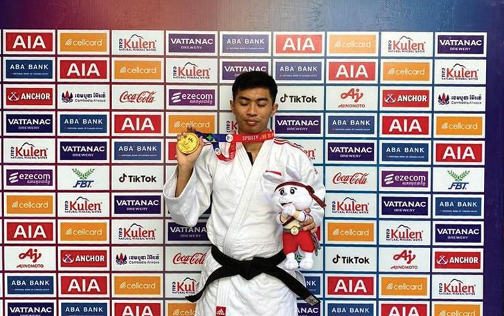 PERCAYA DIRI: Yovan Rate Aziz memamerkan medali emas cabor Blind Judo ajang ASEAN Para Games 2023. (DOK.PRIBADI)