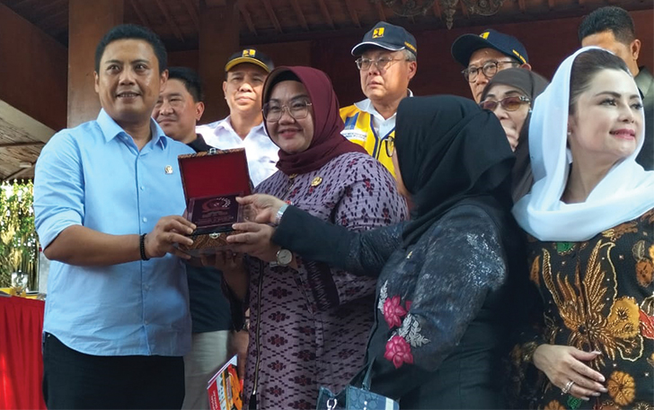 NEGOSIASI: Bupati Sragen Kusdinar Untung Yuni saat temui Komisi V DPR RI. (AHMAD KHAIRUDIN/RADAR SOLO)