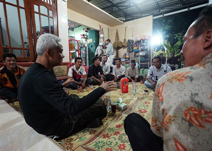 Gubernur Jateng Ganjar Pranowo ngobrol bareng warga saat menginap di Dusun Penguripan, Desa Polokarto, Kecamatan Polokarto, Sukoharjo, Selasa (11/7) malam.