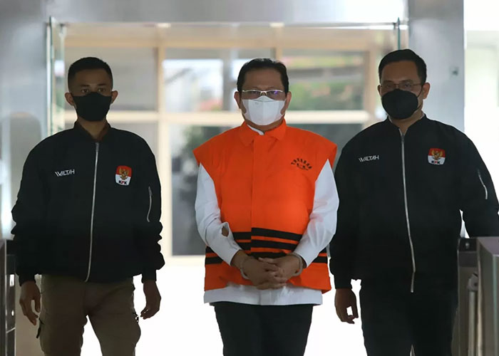 Sekretaris Mahkamah Agung Hasbi Hasan resmi ditahan usai diperiksa penyidik KPK di Gedung Merah Putih KPK, Jakarta Selatan, Rabu (12/7).
