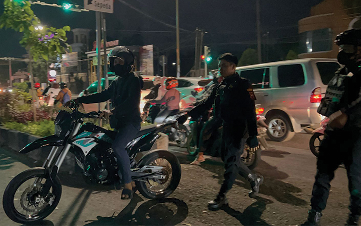 BISING: Tim Sparta mengamankan kendaraan berknalpot brong dalam Operasi patuh candi Polresta Surakarta. (DOK. HUMAS POLRESTA SURAKARTA)