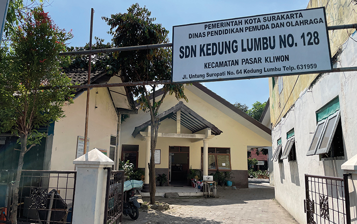 SANGAT LAYAK: Gerbang utama SDN Kedung Lumbu No. 128 yang digabung dengan SDN Yosodipuran No. 130. (ROFI/RADAR SOLO)