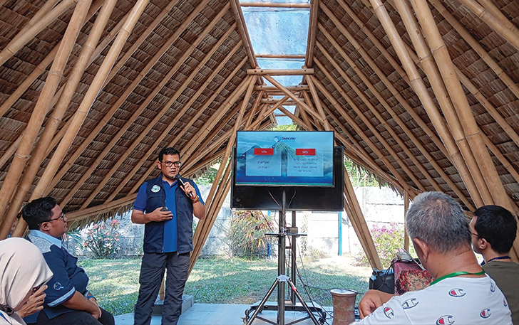 Direktur Sustainable Development Danone Indonesia, Karyanto Wibowo saat menjelaskan komitmen Danone Indonesia dalam pelestarian lingkungan di Taman Kehati, Kecamatan Polanharjo.