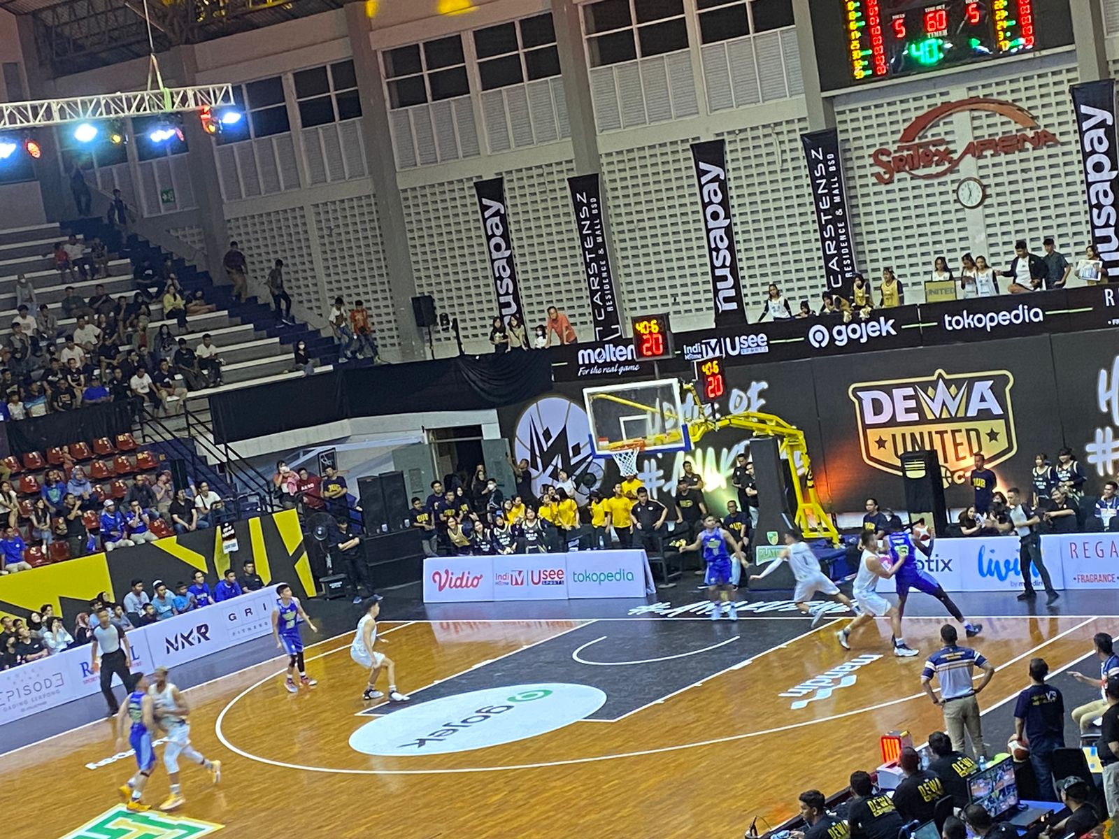 Pertandingan semifinal IBL antara Dewa United versus Prawira Harum Bandung di Sritex Arena, Kamis (13/7).
