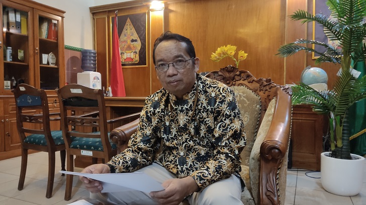 Ketua PA Wonogiri Ahsan Dawi ditemui di ruang kerjanya belum lama ini. (IWAN ADI LUHUNG/RADAR SOLO)