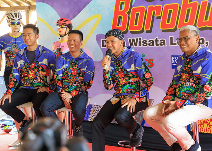 Gubernur Jateng Ganjar Pranowo saat jumpa pers Tour de Borobudur XXIII di Desa Wisata Lerep, Kabupaten Semarang, Jumat (14/7).