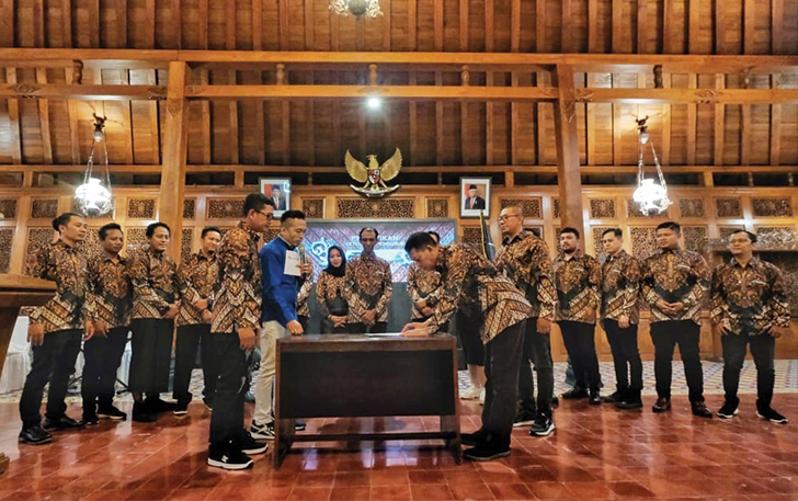 BERSINERGI: Wakil Wali Kota Teguh Prakosa saat menghadiri pelantikan pengurus FOSR di Pendapa Loji Gandrung, kemarin (13/7/2023).