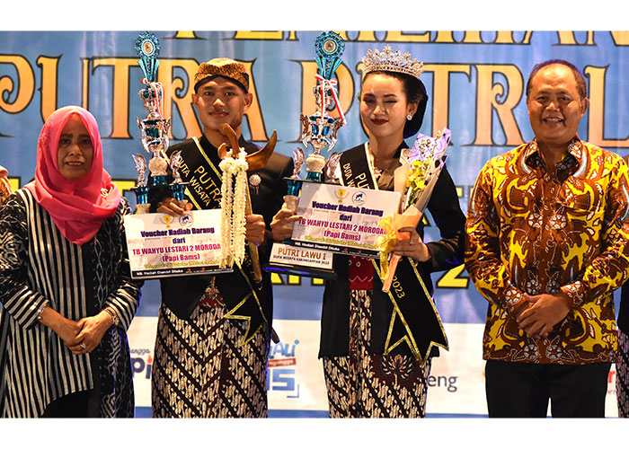 Bupati Karanganyar bersama dengan istri berfoto bersama pemenang Duta Wisata Putra Putri Lawu 2023.&nbsp;