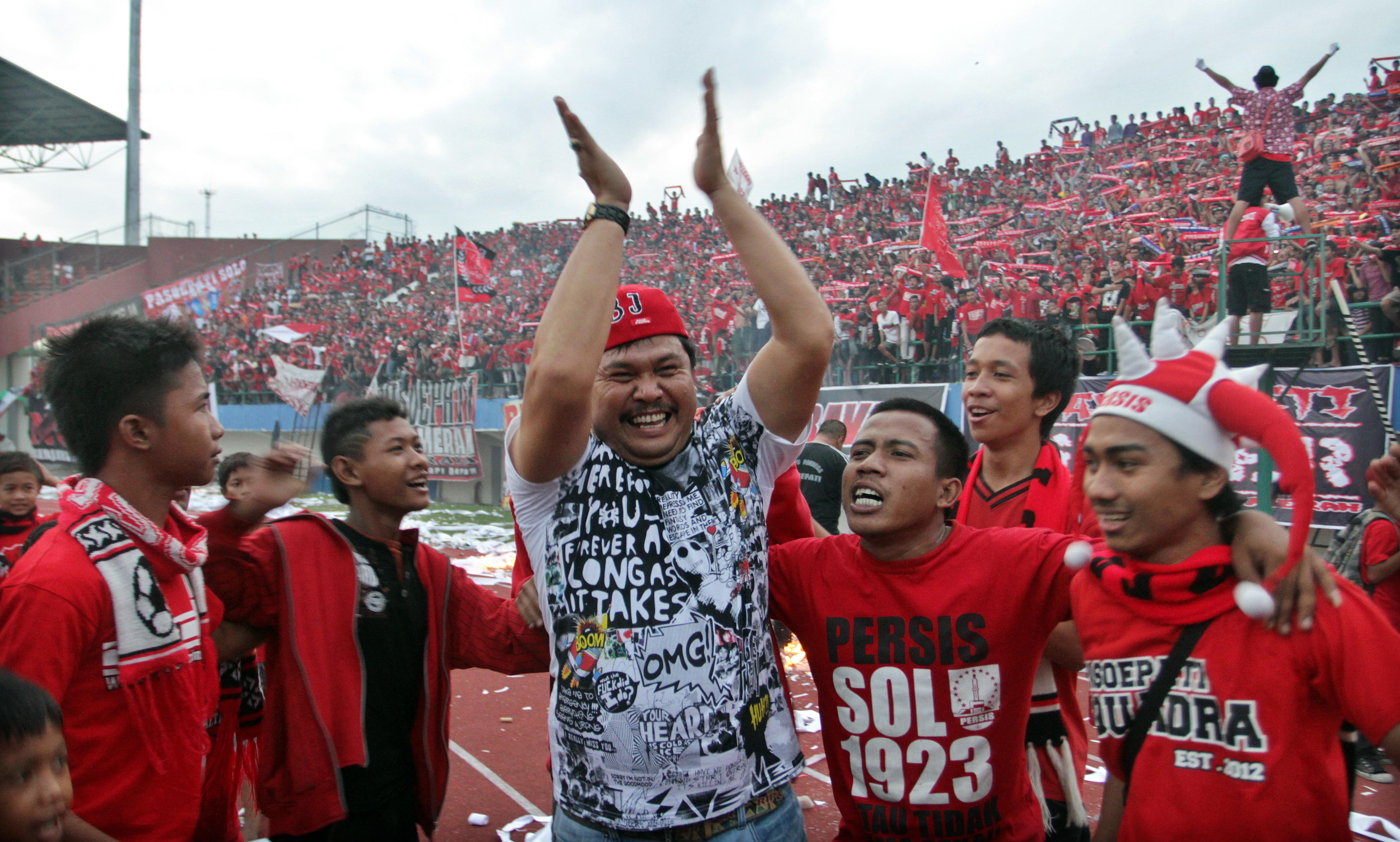 Pelatih Persis Solo Junaidi bersama para Pasoepati usai pertandingan Divisi Utama versi LPIS musim 2011/2012 di Stadion Manahan.