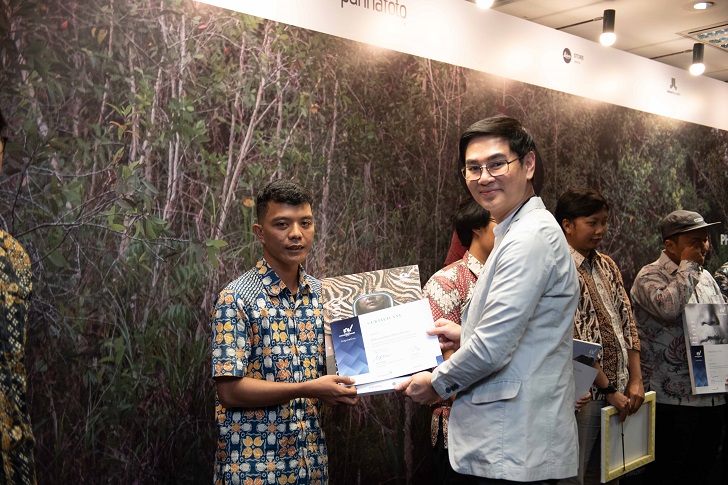 Muhammad Ihsan Mulya Pratama menerima penghargaan Permata Photojournalist Grant ke-12 belum lama ini. (DOK.PPG XII)