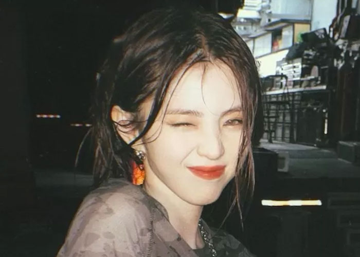 Han So Hee merilis foto-foto di balik layar syuting.