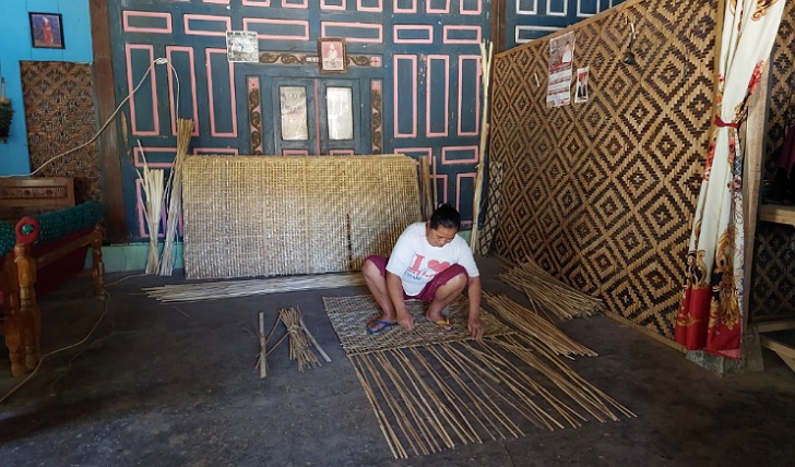 Perajin anyaman di Desa Banyuanyar, Kecamatan Ampel dengan telaten menganyam bambu, Minggu (16/7/2023). (RAGIL LISTIYO/RADAR SOLO)