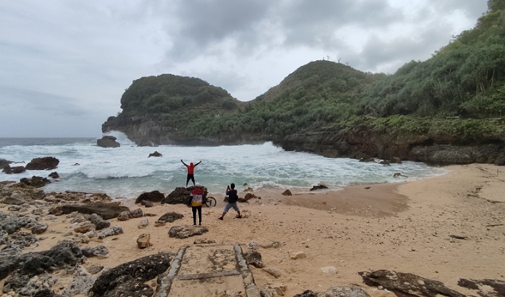 Wisatawan di Pantai Sembukan, Juni lalu. Tradisi Labuhan Ageng bakal digelar di lokasi setempat, Selasa (18/7/2023). (IWAN ADI LUHUNG/RADAR SOLO)