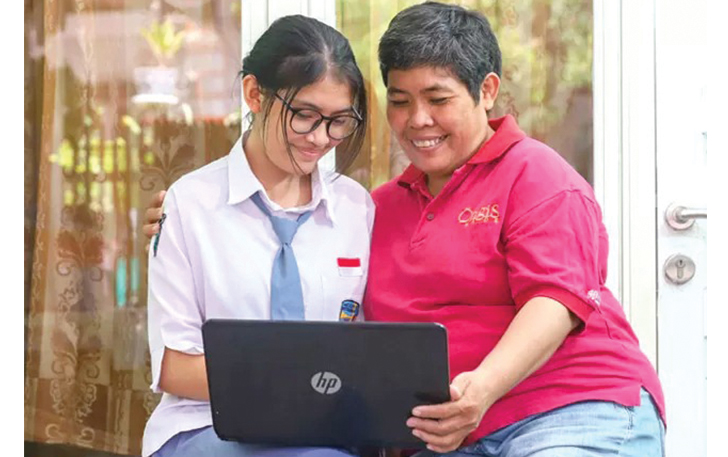 TIDAK MEMAKSA: Sesilia Ugeroka dan putrinya, Maria Regina tengah berinteraksi.