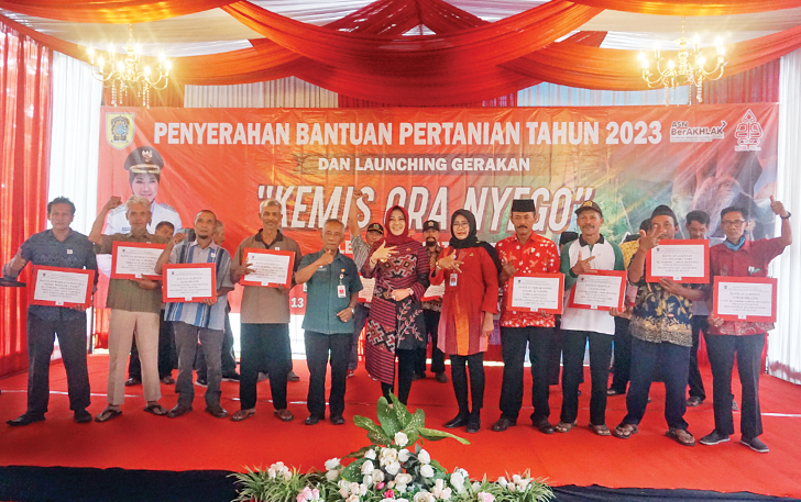 PEMIHAKAN: Bupati Klaten Sri Mulyani (enam dari kiri) saat penyerahan bantuan alsintan untuk petani tembakau di halaman kantor DKPP Klaten, Kamis (13/7/2023).