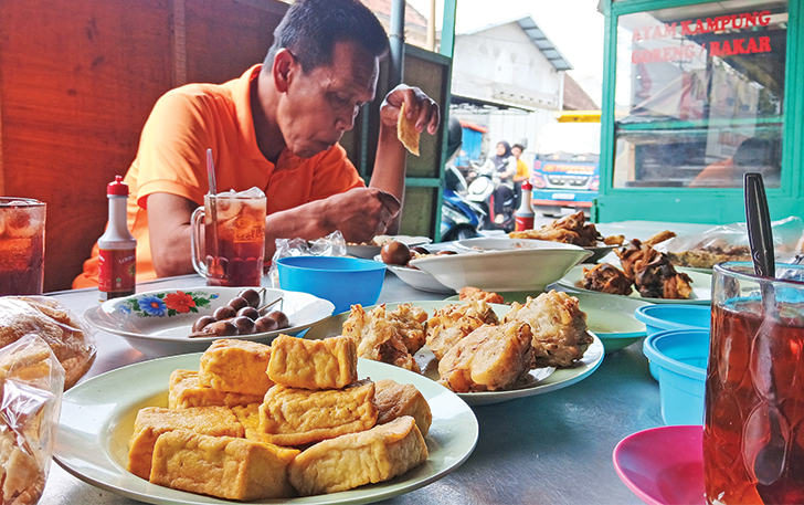 MENGGUGAH SELERA: Sajian berbagai gorengan sebagai lauk di salah satu warung makan di Desa Keden, Kecamatan Pedan, Klaten.