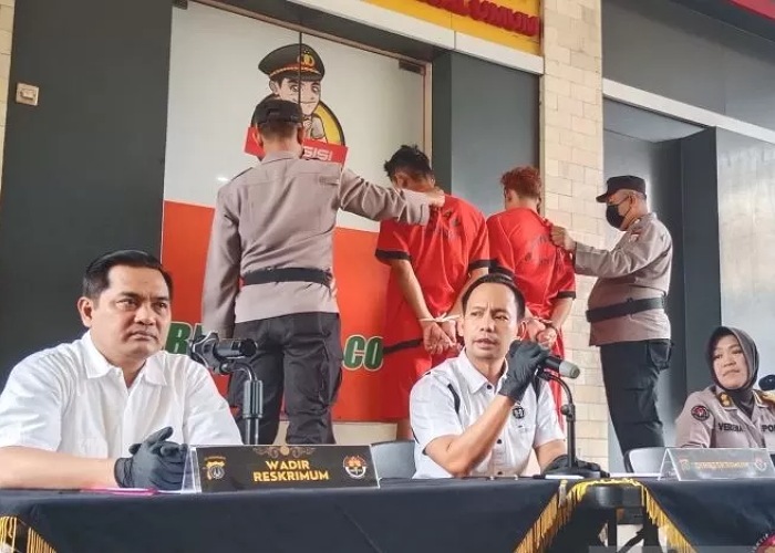 Dirreskrimum Polda DIJ Kombespol FX Endriadi (tengah) memberikan keterangan terkait kasus pembunuhan disertai mutilasi di Mapolda DIJ, Sleman, Minggu (16/7).
