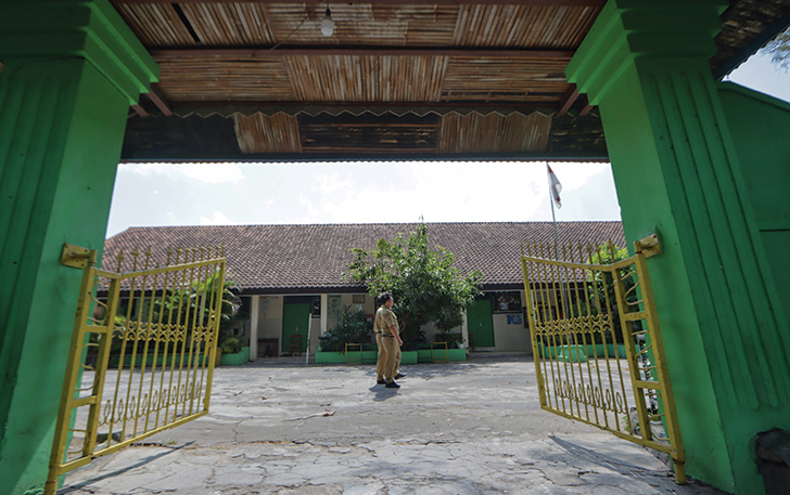TAK TERPENGARUH: Kegiatan belajar mengajar di SDN Tumenggungan tetap berjalan biasa mulai hari ini meski hanya mendapat dua siswa baru.