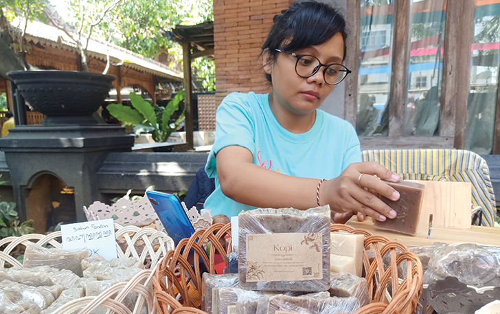 KEMBALI KE ALAM: Theresia Alit Kurniawati memperlihatkan sabun produksinya.