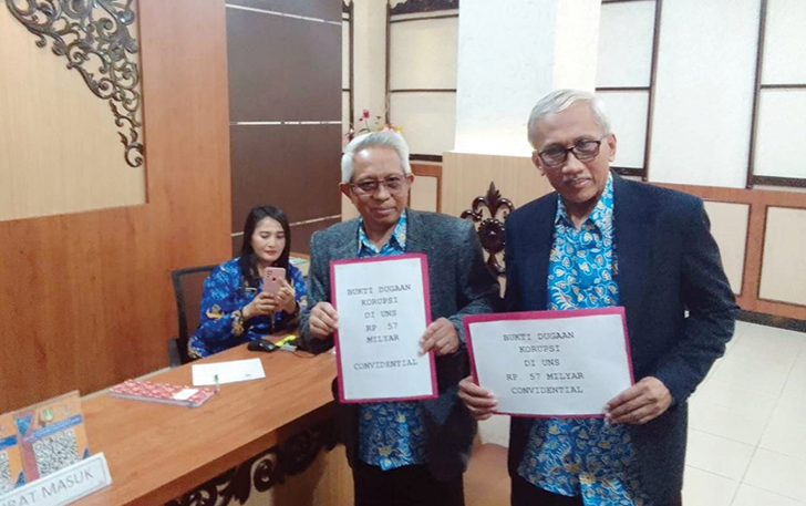 Hasan Fauzi dan Tri Atmojo laporkan dugaan korupsi UNS kepada Wali Kota Surakarta Gibran Rakabuming Raka.