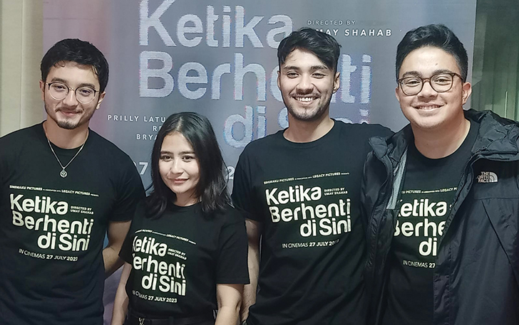Para pemain dan Sutradara Film Ketika Berhenti di Sini saat menggelar jumpa pers di Solo.