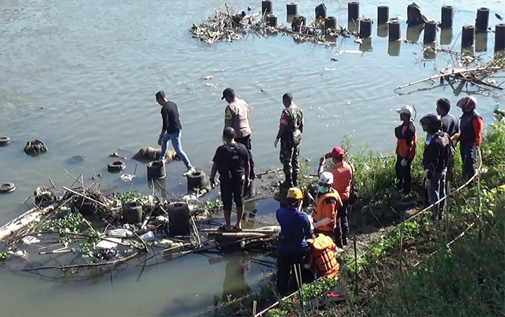 MENGAGETKAN: Proses evakuasi mayat yang ditemukan mengapung di Sungai Bengawan Solo, kawasan   Desa Palur Kecamatan Mojolaban, Senin (17/7/2023) pagi.