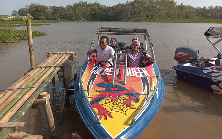 MENANTANG: Camat Nguter Sukatman didampingi Kades Jangglengan Sutoyo jajal serunya fun speed boat susuri Bengawan Solo, kemarin (16/7).