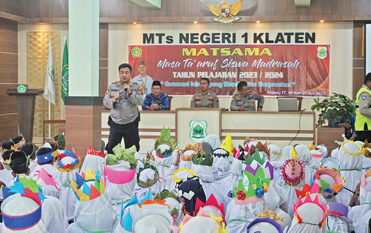 SOSIALISASI: Kapolsek Klaten Utara AKP Sugeng Handoko saat memberikan materi terkait kenakalan remaja dan penyalahgunaan narkoba di ruang pertemuan sekolah setempat