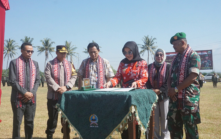 Bupati Klaten Sri Mulyani saat melakukan penandatangan berita acara dimulainya KBMKB di Lapangan Desa Banyuaeng, Kecamatan Karangnongko, Selasa (18/7/2023).