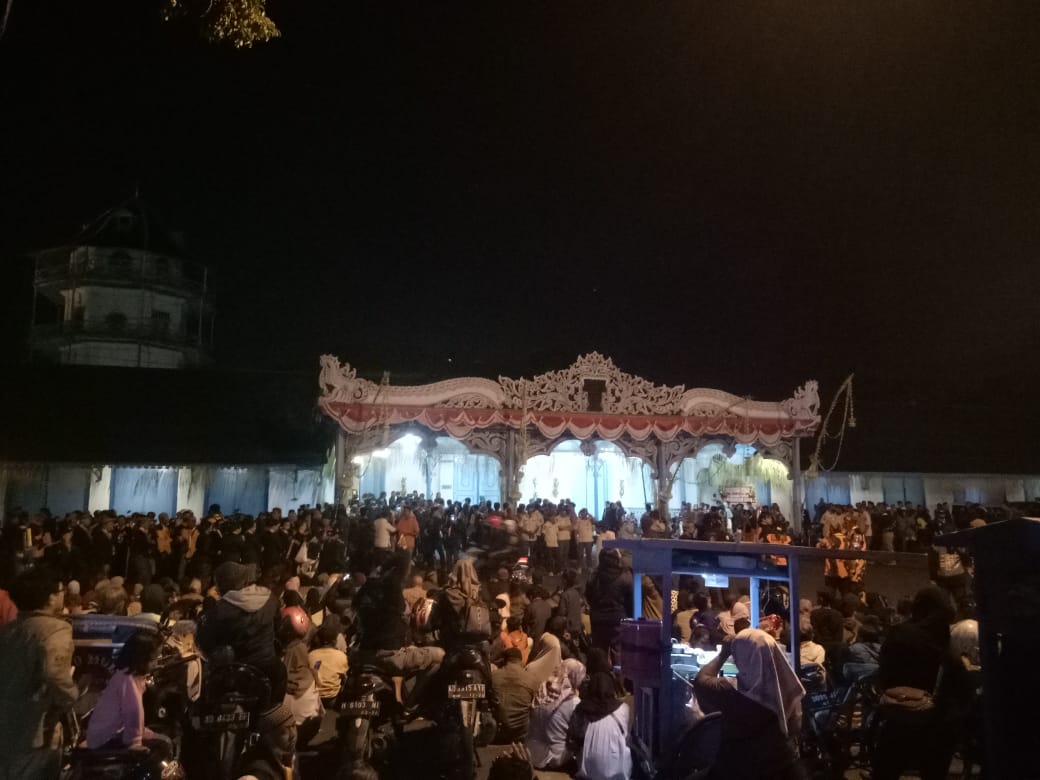 Ribuan orang memadati halaman Kori Kamandungan Keraton Kasunanan Surakarta menantikan kirab Kebo Bule, Rabu (19/7/2023) malam. (SILVESTER KURNIAWAN/RADAR SOLO)