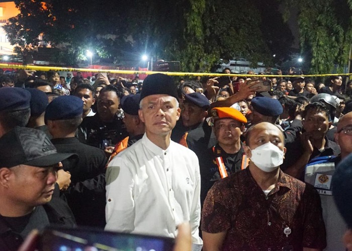Gubernur Jateng Ganjar Pranowo tinjau lokasi tabrakan KA Brantas dengan truk kontainer di Jalan Madukoro Raya, Semarang Barat, Kota Semarang, Selasa (18/7) malam.