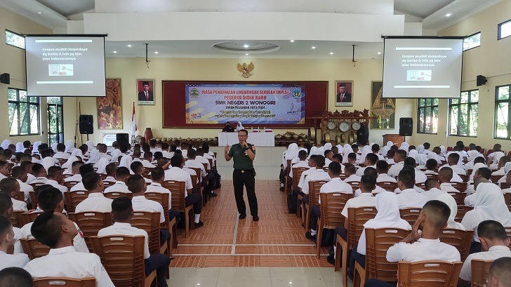 Anggota Kodim 0728/Wonogiri memberikan materi pada kegiatan MPLS di SMKN 2 Wonogiri, Selasa (18/7/2023). (IWAN ADI LUHUNG/RADAR SOLO)