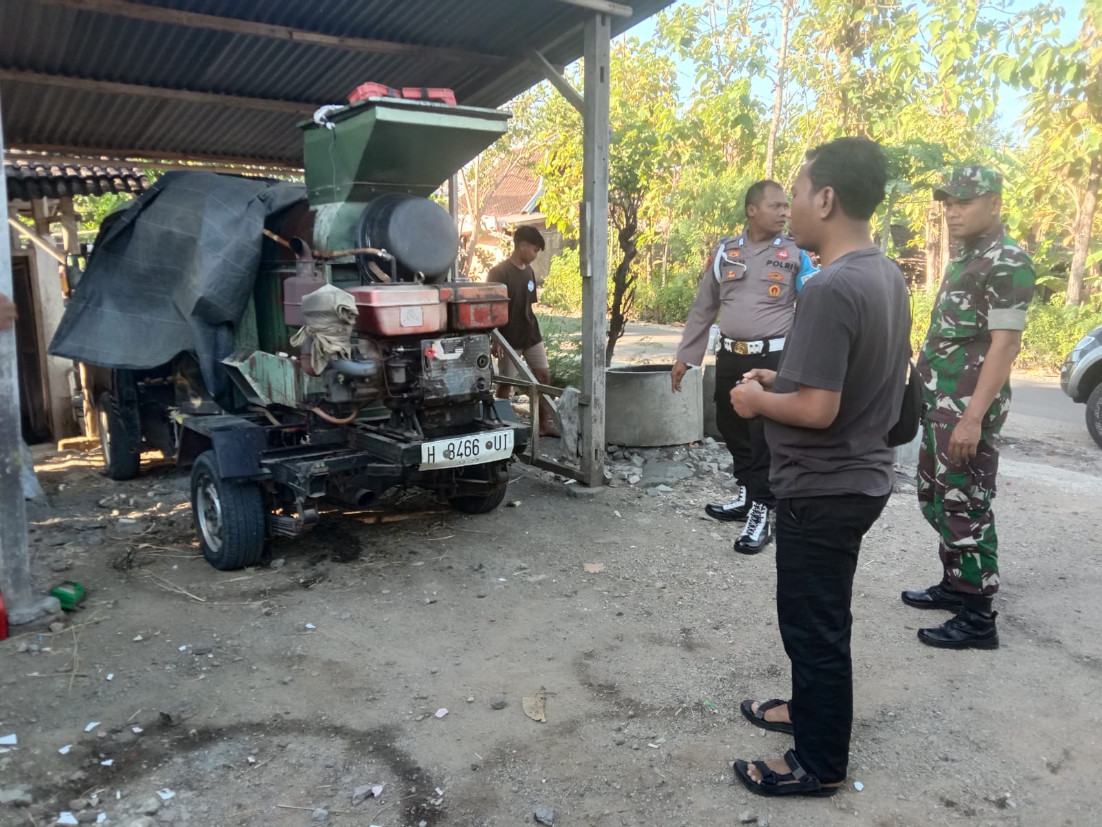 Polisi selidiki lokasi kejadian pekerja tewas di Desa Minggarharjo, Kecamatan Eromoko, Rabu (19/7). (DOK.WARGA).