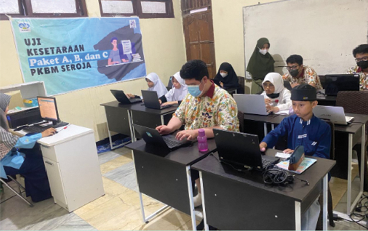 NONFORMAL: Suasana pembelajaran di PKBM Seroja di Kecamatan Jebres, belum lama ini.