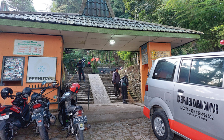 ANTISIPASI: Ambulans siaga di pintu masuk jalur pendakian Gunung Lawu lewat Cemoro Kandang, Tawanmangu, kemarin.