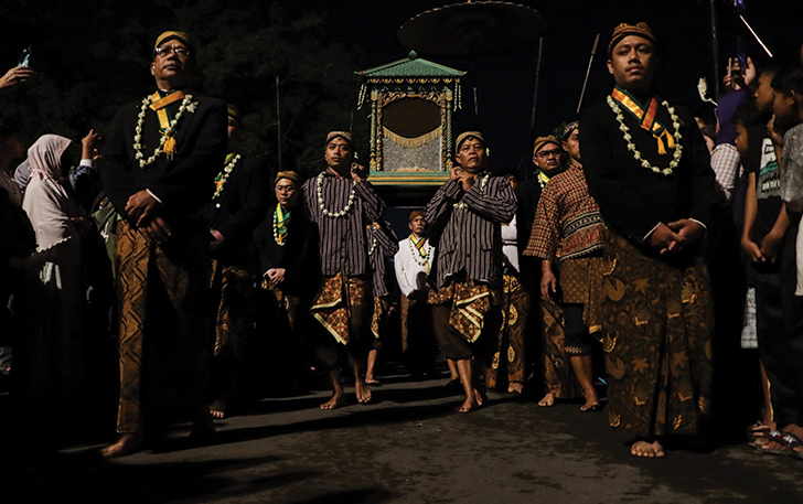 LANCAR: Prosesi kirab pusaka yang digelar Pura Mangkunegaran, kemarin (18/7/2023).