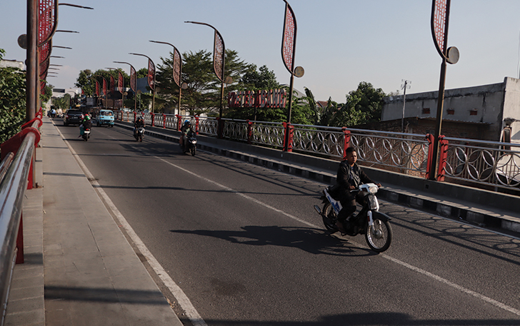 RAMAI: Arus lalu lintas berjalan lancar di Jembatan Kreteg Abang, siang kemarin.