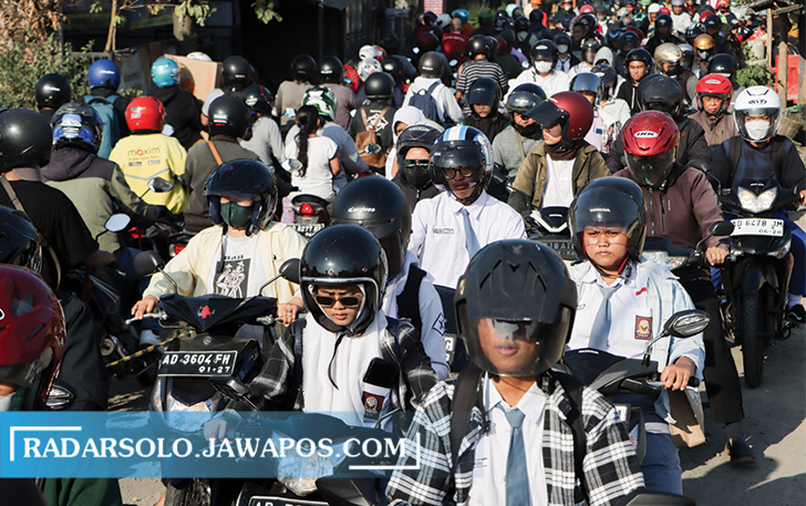 PERLU EVALUASI: Kemacetan di ruas jalan Ngemplak cukup parah hingga menyebabkan siswa terlambat ke sekolah kemarin (18/7/2023).