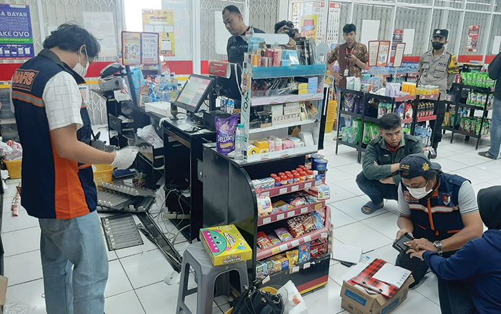 CARI BUKTI: Polsek Sumberlawang menggelar olah TKP di minimarket di Mojopuro, Sumberlawang, yang disatroni maling, Senin (17/7/2023).