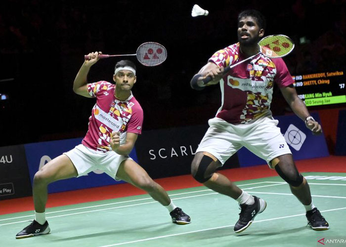 Pebulu tangkis ganda putra India Chirag Shetty (kiri) dan Satwiksairaj Rankireddy (kanan) saat melawan ganda putra Korea Selatan Kang Min Hyuk dan Seo Seung Jae pada Indonesia Open 2023.
