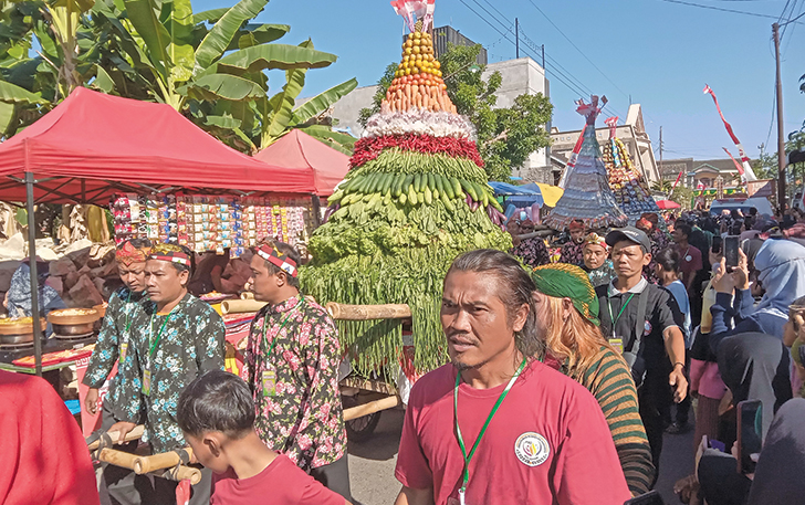 MERIAH: Gunungan diarak dalam Grebeg Pakujoyo di Kelurahan Gayam, Kecamatan Sukoharjo, kemarin (19/7/2023).