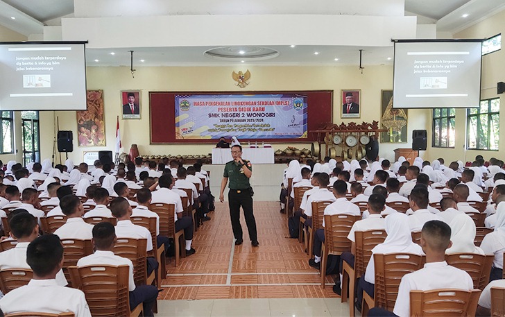 PEMAPARAN: Jajaran Kodim 0728/Wonogiri memberikan materi saat MPLS di aula SMKN 2 Wonogiri, Selasa (18/7).