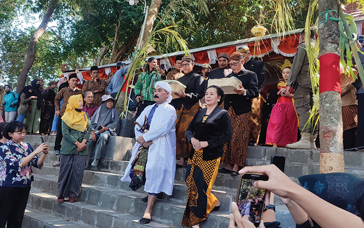 TRADISI: Prosesi larap selambu Makam Pangeran Samudro di kompleks wisata New Kemukus, Kecamatan Sumberlawang, kemarin (19/7/2023).