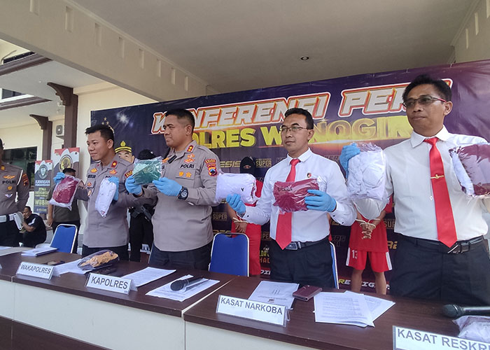 Polisi tunjukkan barang bukti kasus dugaan pencabulan 12 siswa salah satu madrasah di Kecamatan Baturetno, Wonogiri saat jumpa pers, beberapa waktu lalu.